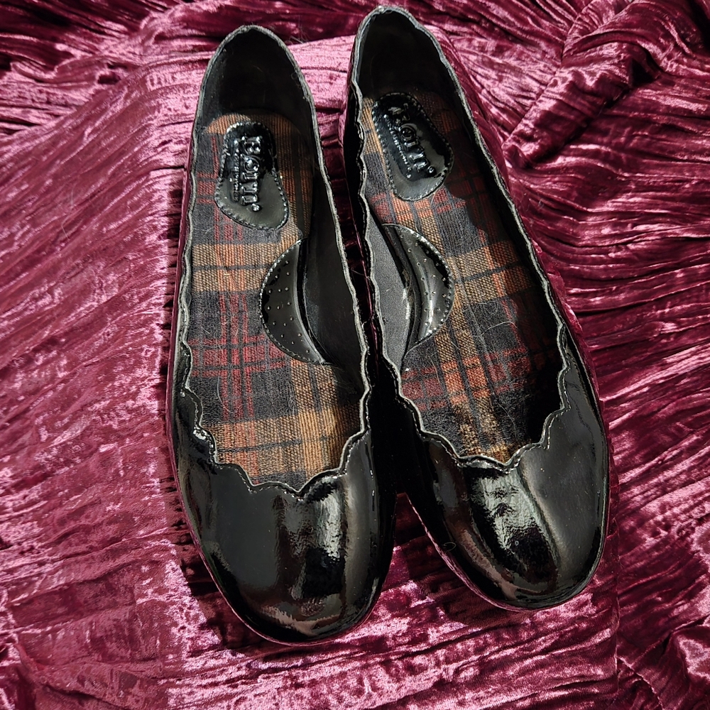 Born patent leather scalloped ballet slipper